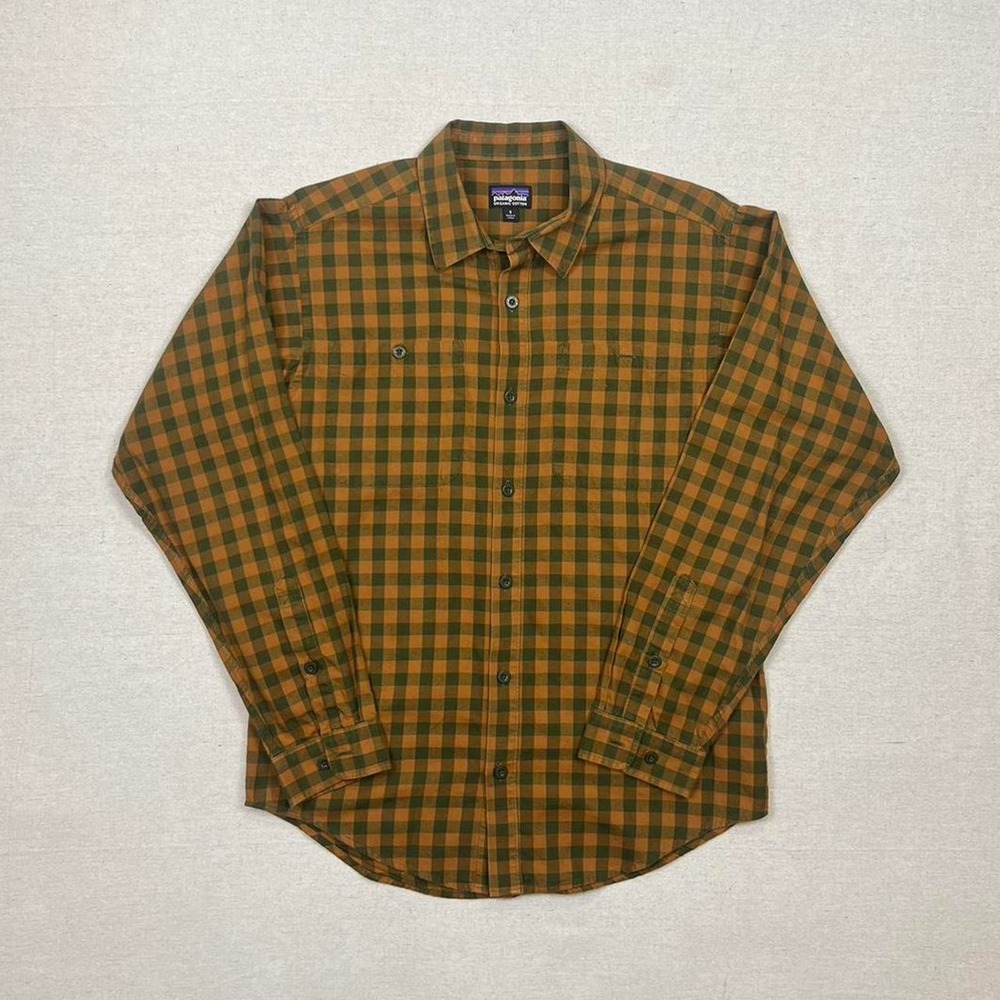 Earth tone Patagonia outdoorsy flannel button-up